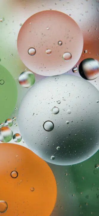 قطرات مياه علي سطح ايفون شفاف تحت المجهر